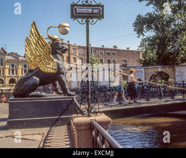 Leningrad, Russland. 24. Juni 1989. Golden-winged Griffins Wache am meisten Bankovsky in Leningrad (heute Sankt Petersburg) berühmt. Die 25 Meter lange Fußgängerbrücke überquert den Gribojedow-Kanal und stammt aus dem Jahre 1826. © Arnold Drapkin/ZUMA Draht/Alamy Live-Nachrichten Stockfoto