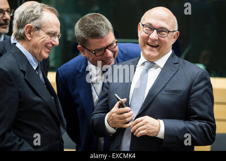 (L-R) Pier Carlo Padoan, italienischen Minister für Wirtschaft und Finanzen und der französische Außenminister Michel Sapin vor der Euro-Gruppe, Finanzminister von der Einheitswährung EURO Zone treffen auf EU-Hauptquartiers in Brüssel am 11.07.2015 Finanzminister treffen sich um Griechenlands Antrag auf ein neues Rettungspaket von Wiktor Dabkowski bewerten Stockfoto