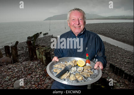 Porlock Bay Austern, die zum ersten Mal in 120 Jahren in porlock Wehr, Somerset gezüchtet, uk. Alan Wright ist einer der Eigentümer. Stockfoto