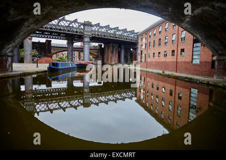 Castlefiled Becken im Stadtzentrum von Manchester eine erste Zug kreuzt der Viadukt-Boot-Kanal, Kanäle Narrowboat Fluss Stream wate Stockfoto