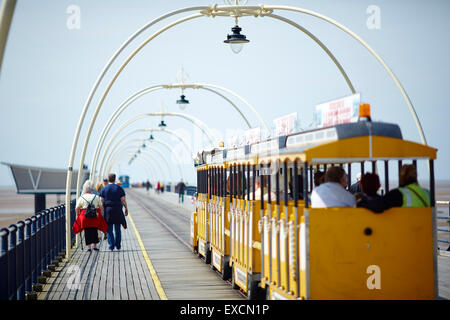 Bilder rund um Southport im Bild der Pier mit einem lustigen Zug für Kinder Southport Pier ist ein Denkmalgeschütztes Gebäude So Stockfoto