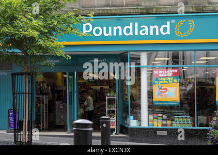 Die Vorderseite des Poundland Shops in Airdrie, North Lanarkshire, Schottland Stockfoto