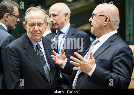 (L-R) Pier Carlo Padoan, italienischen Minister für Wirtschaft und Finanzen und der französische Außenminister Michel Sapin vor der Euro-Gruppe, Finanzminister von der Einheitswährung EURO Zone treffen auf EU-Hauptquartiers in Brüssel am 11.07.2015 Finanzminister treffen sich um Griechenlands Antrag auf ein neues Rettungspaket von Wiktor Dabkowski bewerten Stockfoto