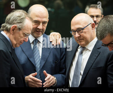 (L-R) Pier Carlo Padoan, italienischer Minister für Wirtschaft und Finanzen, Pierre Moscovici, EU-Kommissar für Wirtschaft und Finanzen, Steuern und Zollunion und der französische Außenminister Michel Sapin vor der Euro-Gruppe, Finanzminister von der Einheitswährung EURO Zone treffen auf EU-Hauptquartiers in Brüssel am 11.07.2015 Finanzminister treffen sich um Griechenlands Antrag auf ein neues Rettungspaket von Wiktor Dabkowski bewerten Stockfoto