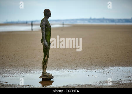 Bilder rund um Southport woanders ist ein Stück der modernen Skulptur von Antony Gormley. Es besteht aus 100 Gusseisen s. Stockfoto