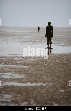 Bilder rund um Southport woanders ist ein Stück der modernen Skulptur von Antony Gormley. Es besteht aus 100 Gusseisen s. Stockfoto