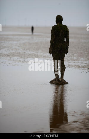 Bilder rund um Southport woanders ist ein Stück der modernen Skulptur von Antony Gormley. Es besteht aus 100 Gusseisen s. Stockfoto