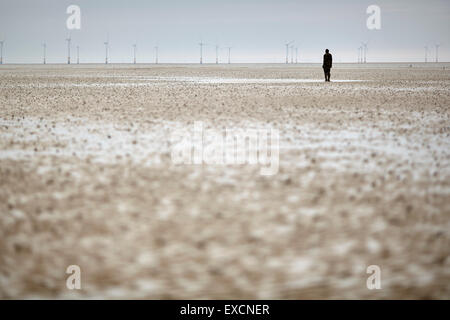 Bilder rund um Southport woanders ist ein Stück der modernen Skulptur von Antony Gormley. Es besteht aus 100 Gusseisen s. Stockfoto