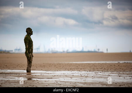 Bilder rund um Southport woanders ist ein Stück der modernen Skulptur von Antony Gormley. Es besteht aus 100 Gusseisen s. Stockfoto