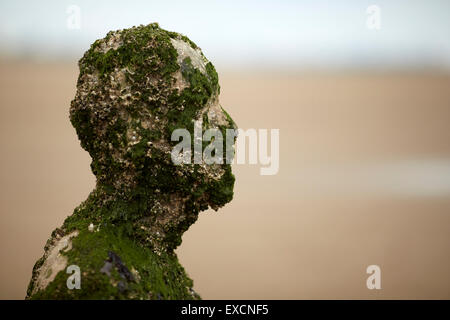 Bilder rund um Southport woanders ist ein Stück der modernen Skulptur von Antony Gormley. Es besteht aus 100 Gusseisen s. Stockfoto