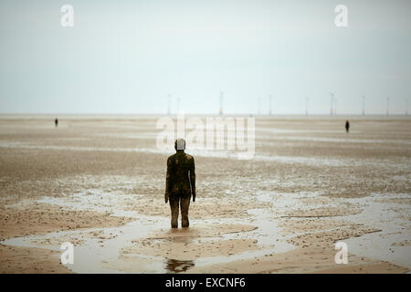 Bilder rund um Southport woanders ist ein Stück der modernen Skulptur von Antony Gormley. Es besteht aus 100 Gusseisen s. Stockfoto