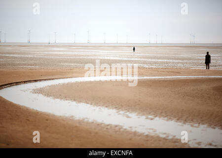 Bilder rund um Southport woanders ist ein Stück der modernen Skulptur von Antony Gormley. Es besteht aus 100 Gusseisen s. Stockfoto