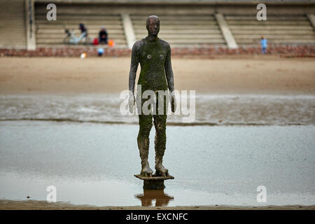 Bilder rund um Southport woanders ist ein Stück der modernen Skulptur von Antony Gormley. Es besteht aus 100 Gusseisen s. Stockfoto