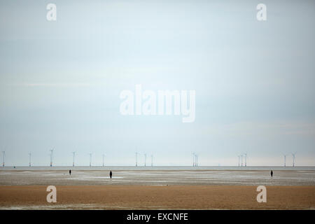 Bilder rund um Southport woanders ist ein Stück der modernen Skulptur von Antony Gormley. Es besteht aus 100 Gusseisen s. Stockfoto