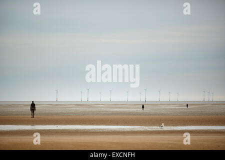 Bilder rund um Southport woanders ist ein Stück der modernen Skulptur von Antony Gormley. Es besteht aus 100 Gusseisen s. Stockfoto