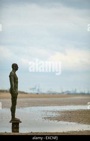 Bilder rund um Southport woanders ist ein Stück der modernen Skulptur von Antony Gormley. Es besteht aus 100 Gusseisen s. Stockfoto