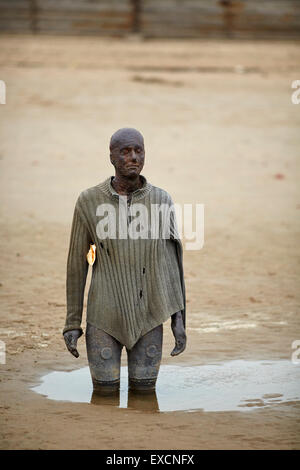 Bilder rund um Southport woanders ist ein Stück der modernen Skulptur von Antony Gormley. Es besteht aus 100 Gusseisen s. Stockfoto