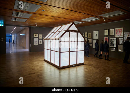 Kunst im Inneren der Whitworth Art Gallery, beleuchtete Gewächshaus glühende inmitten der erste Raum ist ein Gewächshaus-artigen str Stockfoto