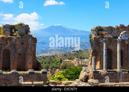 Ätna aus der griechisch-römischen Amphitheater in Taormina, Messina Bezirk, Sizilien, Italien Stockfoto