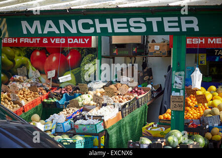 MANCHESTER Whalley Range Bereich Geschäfte auf Clarendon Rd Obst Supermarkt asiatische Welt Lebensmittel Straßenhändler indische Pakistan Kom Stockfoto