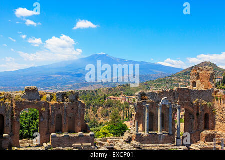 Ätna aus der griechisch-römischen Amphitheater in Taormina, Messina Bezirk, Sizilien, Italien Stockfoto