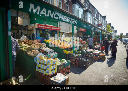 MANCHESTER Whalley Range Bereich Geschäfte auf Clarendon Rd Obst Supermarkt asiatische Welt Lebensmittel Straßenhändler indische Pakistan Kom Stockfoto