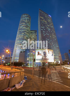 TEL AVIV, ISRAEL - 2. März 2015: Die Wolkenkratzer von Azrieli Center in Abenddämmerung von Moore Yaski Sivan Architekten mit measuri Stockfoto