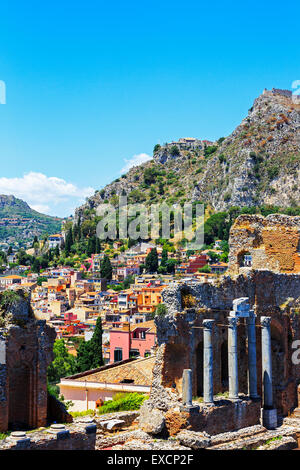 Taormina-Dorf und die mittelalterliche Burg auf Monte Tauro aus der griechisch-römischen Amphitheater Ruinen, Taormina, Sizilien Stockfoto