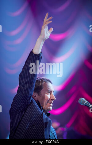 Jools Holland Big Band-Veranstaltung in Blackpools Wintergarten für das BBC Fernsehen zeigen auf der Bühne am Klavier Veranstaltung Hand in Luft Cele Stockfoto