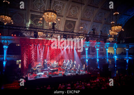 Jools Holland Big Band-Veranstaltung in Blackpools Wintergarten für das BBC Fernsehen zeigen auf der Bühne am Klavier Raum innen Kugelstadium Stockfoto