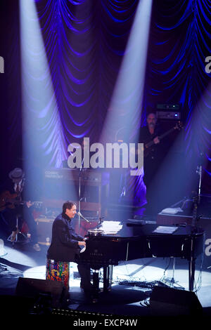 Jools Holland Big Band-Veranstaltung in Blackpools Wintergarten für das BBC Fernsehen zeigen auf der Bühne am Klavier Raum innen Kugelstadium Stockfoto