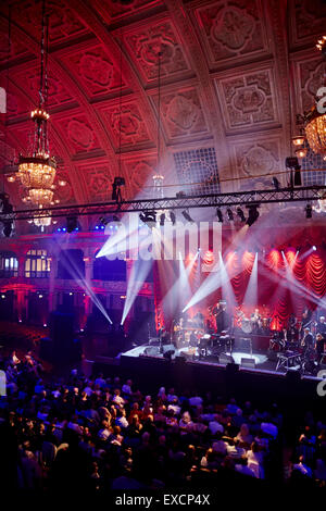 Jools Holland Big Band-Veranstaltung in Blackpools Wintergarten für das BBC Fernsehen zeigen auf der Bühne am Klavier Raum innen Kugelstadium Stockfoto