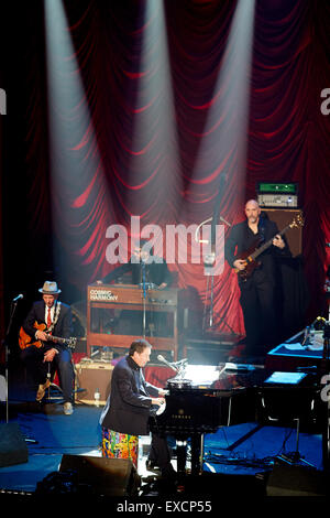 Jools Holland Big Band-Veranstaltung in Blackpools Wintergarten für das BBC Fernsehen zeigen auf der Bühne am Klavier Raum innen Kugelstadium Stockfoto