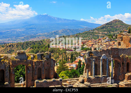 Ätna aus der griechisch-römischen Amphitheater in Taormina, Messina Bezirk, Sizilien, Italien Stockfoto