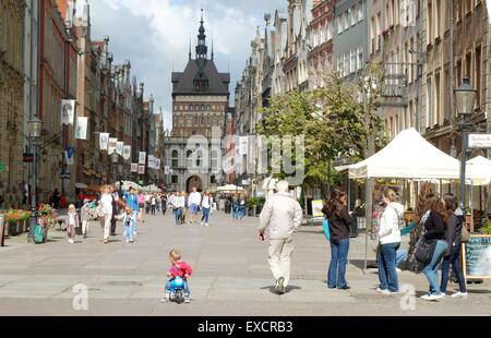 Danzig, Polen 11. Juli 2015 Gesamtansicht der Danziger Altstadt auch Main-Stadt genannt. im Bild: Dluga Street und Golden Gate Stockfoto