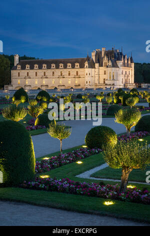 Beleuchteter Garten von Diane de Poitiers und Chateau de Chenonceau in das Tal der Loire, Frankreich Stockfoto