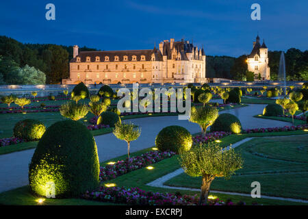 Beleuchteter Garten von Diane de Poitiers und Chateau de Chenonceau in das Tal der Loire, Frankreich Stockfoto