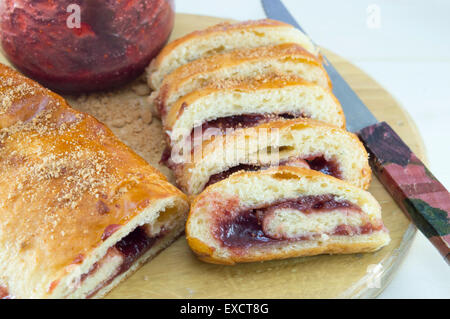 Hausgemachte traditionelle Strudel mit Erdbeermarmelade Stockfoto