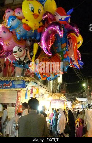 Peshawar. 11. Juli 2015. Ein Mann verkauft Luftballons auf Straße vor der muslimischen Festival von Eid al-Fitr, in Nordwest-Pakistan Peshawar am 11. Juli 2015. Muslime auf der ganzen Welt bereiten sich auf den Eid al-Fitr Urlaub, feiern, der das Ende des Fastenmonats Ramadan markiert. Bildnachweis: Ahmad Sidique/Xinhua/Alamy Live-Nachrichten Stockfoto