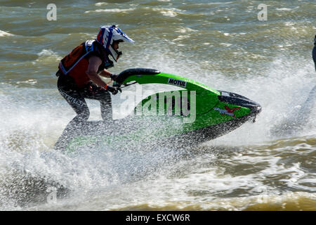 Hampshire, UK. 11. Juli 2015. Jetski Fahrer in AquaX Rennen 2 P1 Aquax auf 07.11.2015 bei Stokes Bay, Gosport, Hampshire, England Credit: James Houlbrook/Alamy Live-Nachrichten Stockfoto