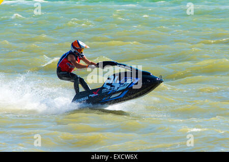 Hampshire, UK. 11. Juli 2015. Jetski Fahrer in AquaX Rennen 2 P1 Aquax auf 07.11.2015 bei Stokes Bay, Gosport, Hampshire, England Credit: James Houlbrook/Alamy Live-Nachrichten Stockfoto