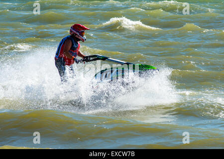 Hampshire, UK. 11. Juli 2015. Jetski Fahrer in AquaX Rennen 2 P1 Aquax auf 07.11.2015 bei Stokes Bay, Gosport, Hampshire, England Credit: James Houlbrook/Alamy Live-Nachrichten Stockfoto