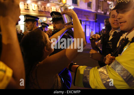 London, UK. 11. Juli 2015. Polizei, anti-faschistische Demonstranten und Teilnehmer von einer angeblichen weißen stolz Gig Zusammenstoß im Bereich Camden Town. Bildnachweis: Finn Nocher/Alamy Live-Nachrichten Stockfoto