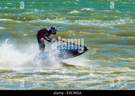 Hampshire, UK. 11. Juli 2015. Jetski Fahrer in AquaX Rennen 2 P1 Aquax auf 07.11.2015 bei Stokes Bay, Gosport, Hampshire, England Credit: James Houlbrook/Alamy Live-Nachrichten Stockfoto