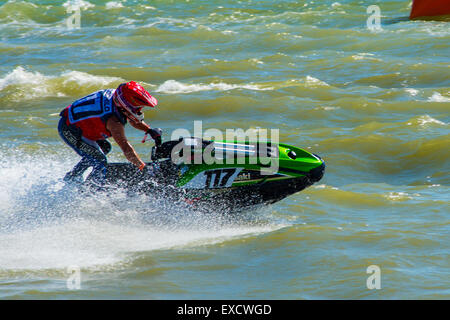 Hampshire, UK. 11. Juli 2015. Jetski Fahrer in AquaX Rennen 2 P1 Aquax auf 07.11.2015 bei Stokes Bay, Gosport, Hampshire, England Credit: James Houlbrook/Alamy Live-Nachrichten Stockfoto