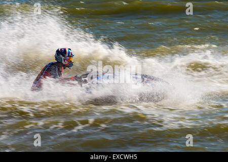 Hampshire, UK. 11. Juli 2015. Jetski Fahrer in AquaX Rennen 2 P1 Aquax auf 07.11.2015 bei Stokes Bay, Gosport, Hampshire, England Credit: James Houlbrook/Alamy Live-Nachrichten Stockfoto