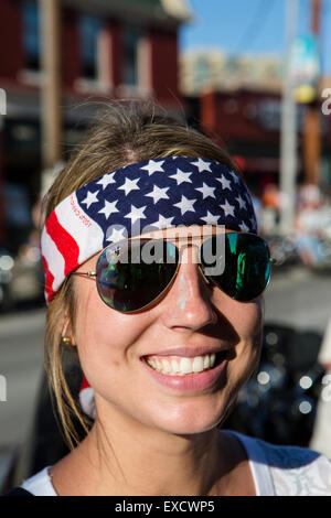 Ein Harley-Davidson Motorradfahrer zeigt eine patriotische Stirnband während einer Harley Motorrad-Rallye. Stockfoto