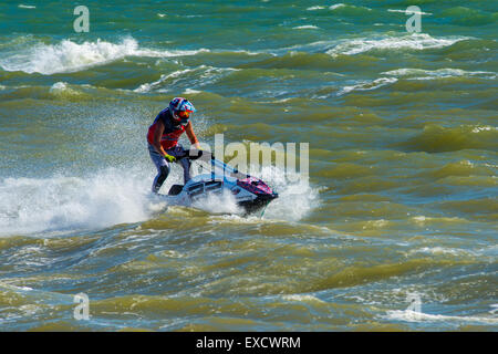 Hampshire, UK. 11. Juli 2015. Jetski Fahrer in AquaX Rennen 2 P1 Aquax auf 07.11.2015 bei Stokes Bay, Gosport, Hampshire, England Credit: James Houlbrook/Alamy Live-Nachrichten Stockfoto