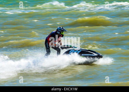 Hampshire, UK. 11. Juli 2015. Jetski Fahrer in AquaX Rennen 2 P1 Aquax auf 07.11.2015 bei Stokes Bay, Gosport, Hampshire, England Credit: James Houlbrook/Alamy Live-Nachrichten Stockfoto