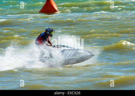 Hampshire, UK. 11. Juli 2015. Jetski Fahrer in AquaX Rennen 2 P1 Aquax auf 07.11.2015 bei Stokes Bay, Gosport, Hampshire, England Credit: James Houlbrook/Alamy Live-Nachrichten Stockfoto